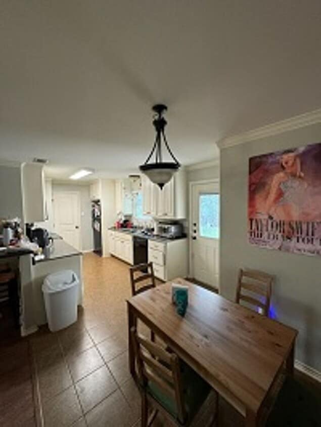 Building Photo - 4 Bedroom Home on Pearl St!