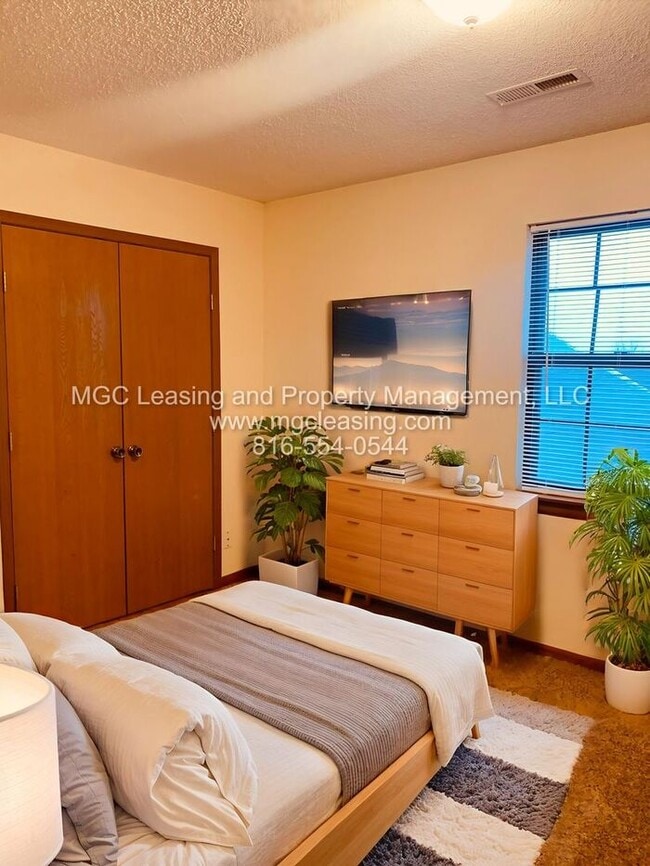 Building Photo - Spacious Lee's Summit Townhome- Sign a 15-...