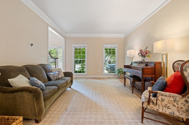 Building Photo - Beautiful 5 bedroom home with fenced in ya...