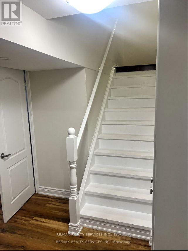 Building Photo - 18 Treegrove Crescent