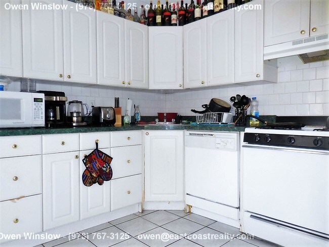 Building Photo - DOPE 4 Bed w/ HUGE Living Room + Big Bedrooms