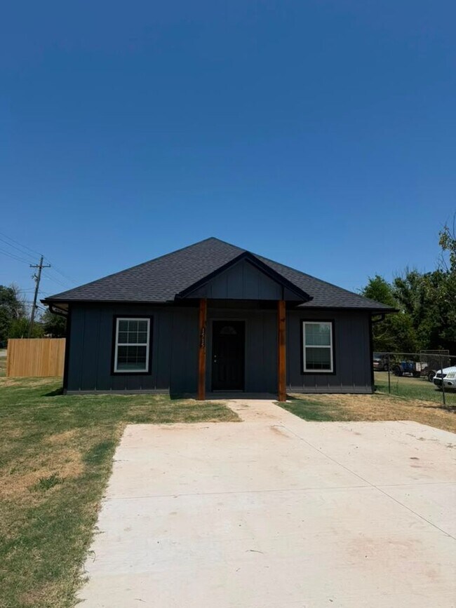 Building Photo - 1515 SW F Ave
