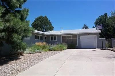 Foto del edificio - "Welcome Home: Spacious 3-Bedroom Oasis with 2 Full Baths on Dakota St NE!"