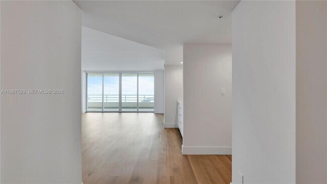 Foto del edificio - 555 NE 34th St