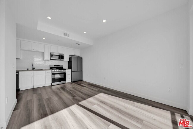 Foto del edificio - 667 Wilton Pl