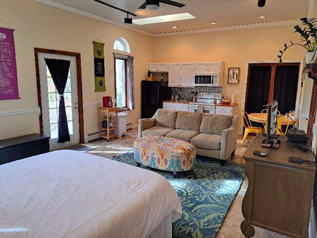 Área de sofá y cocina - 100 Pleasant Valley Rd