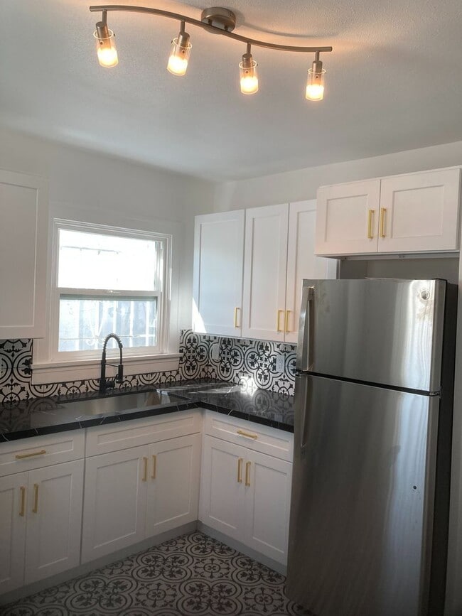 Interior Photo - 5139 Melrose Avenue