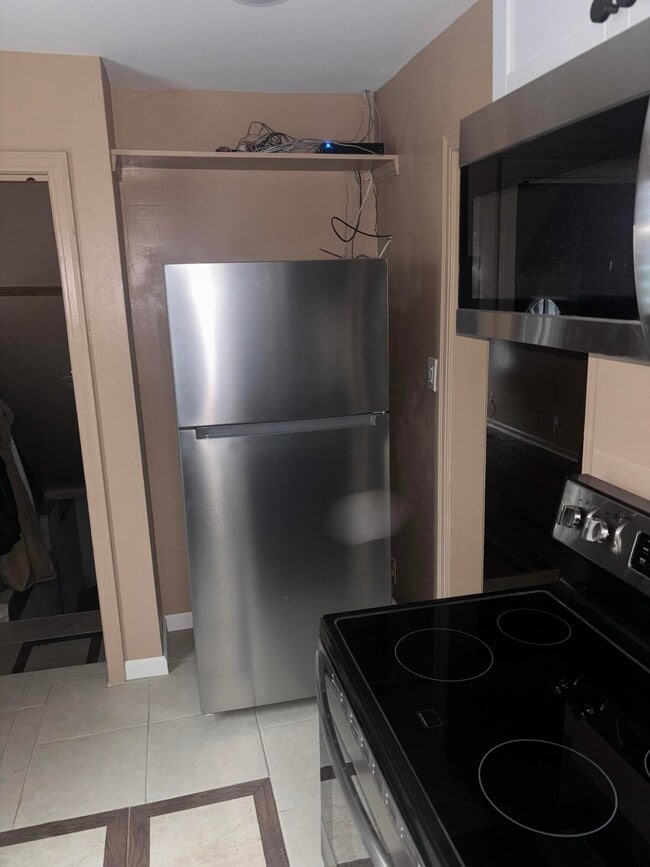 Building Photo - 18089 Schaefer Hwy