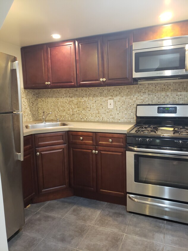 Foto principal - 638 E 82nd St