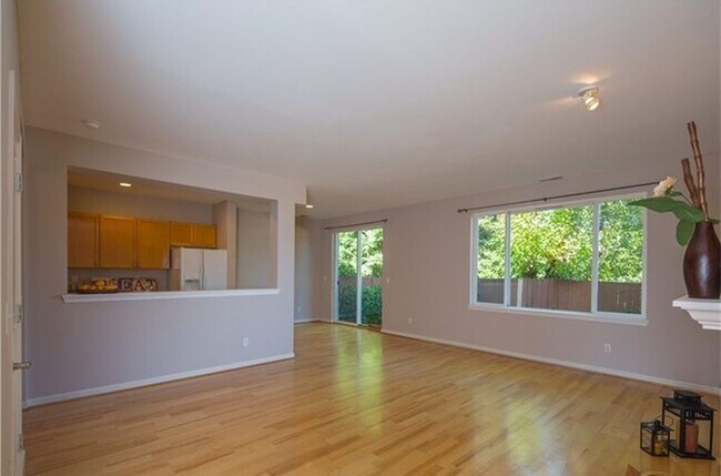 Building Photo - 3 bedroom Townhome in Renton Highlands