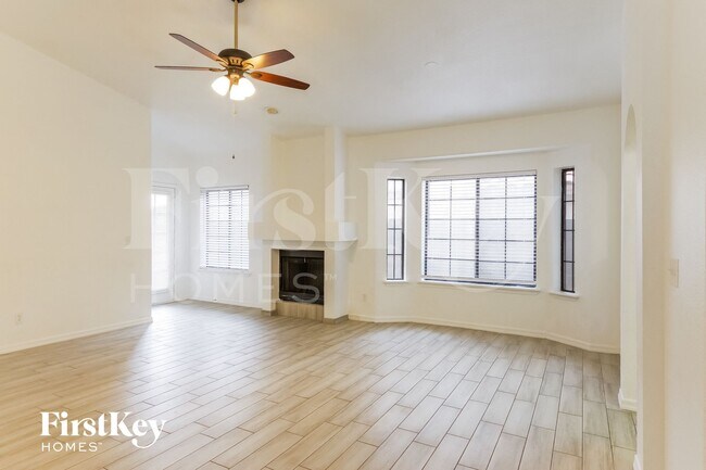 Building Photo - 1622 E Villa Theresa Dr