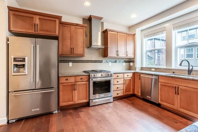 Building Photo - Welcome to the Brownstones at Issaquah Highlands Available August 1st