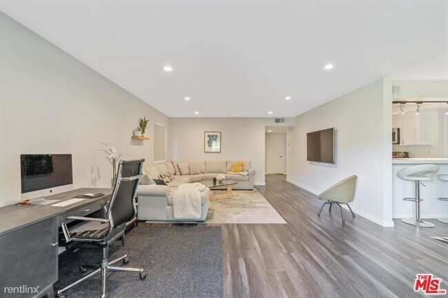 Building Photo - 1 br, 1 bath Condo - 6720 Hillpark Dr Apt 202