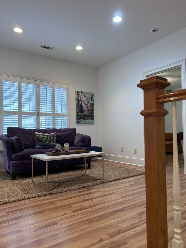 Building Photo - 212 Village Walk Ln