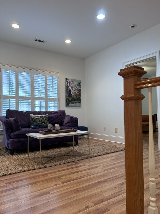 Foto del edificio - 212 Village Walk Ln