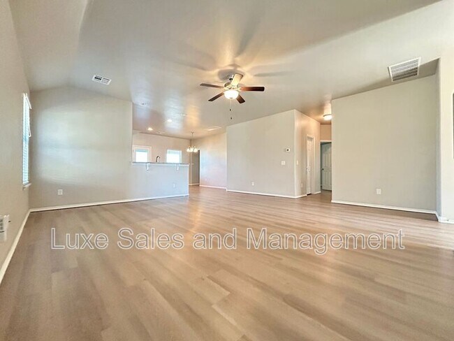 Building Photo - 2217 Fallview Dr