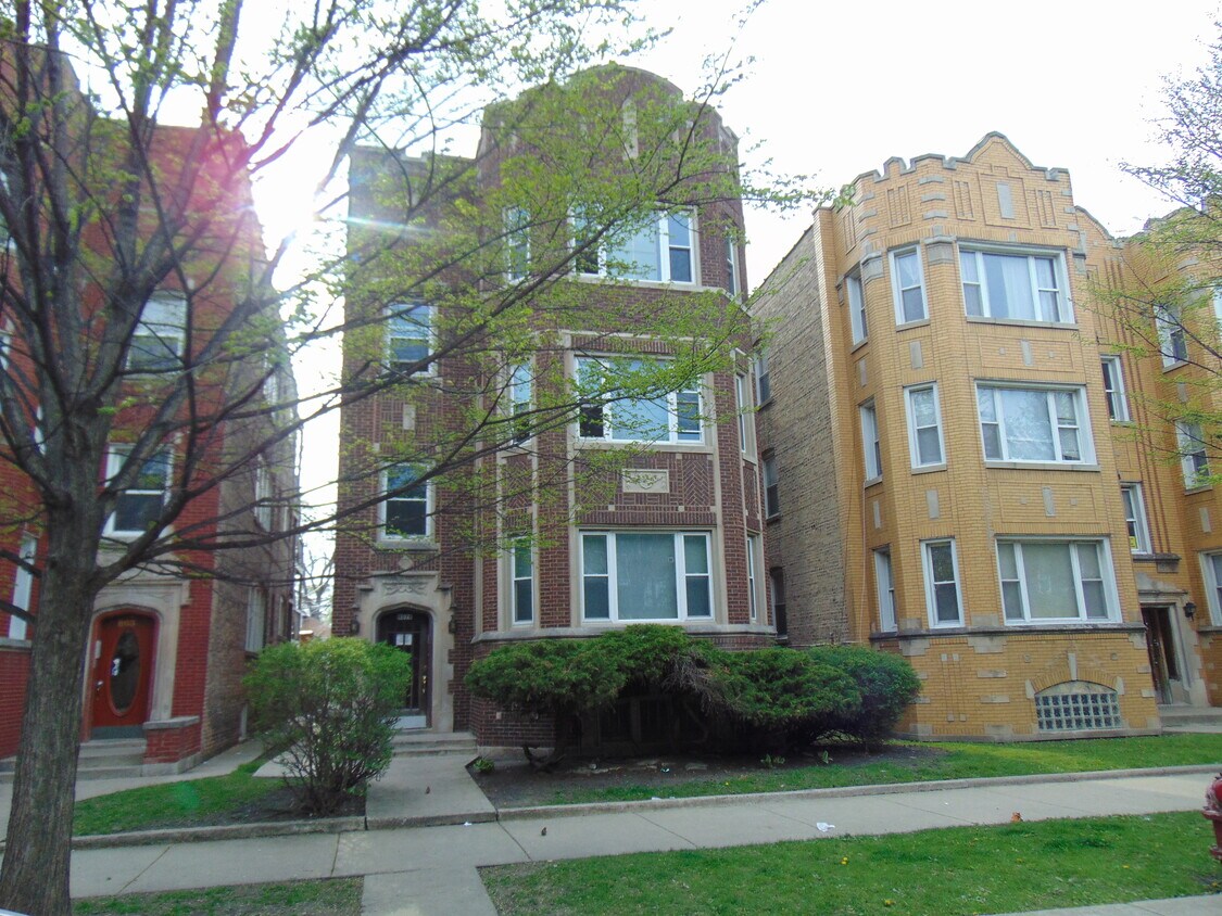 Building Photo - 8028 S Paulina St