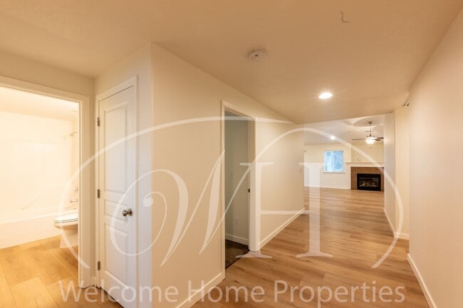 Foto del edificio - Single Story 3 Bedroom Home with Gas Fireplace and Covered Patio