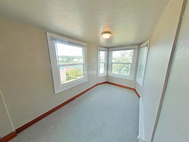 8 Breakfast/Office Nook - The Highland at 936