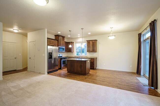 Building Photo - 3 Bedroom 2.5 Bath with Rasied Garden Beds - Felida Park Neighborhood