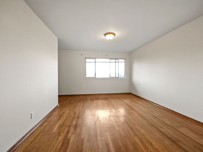 Building Photo - Charming 2BR/1BA Townhome with Covered Par...