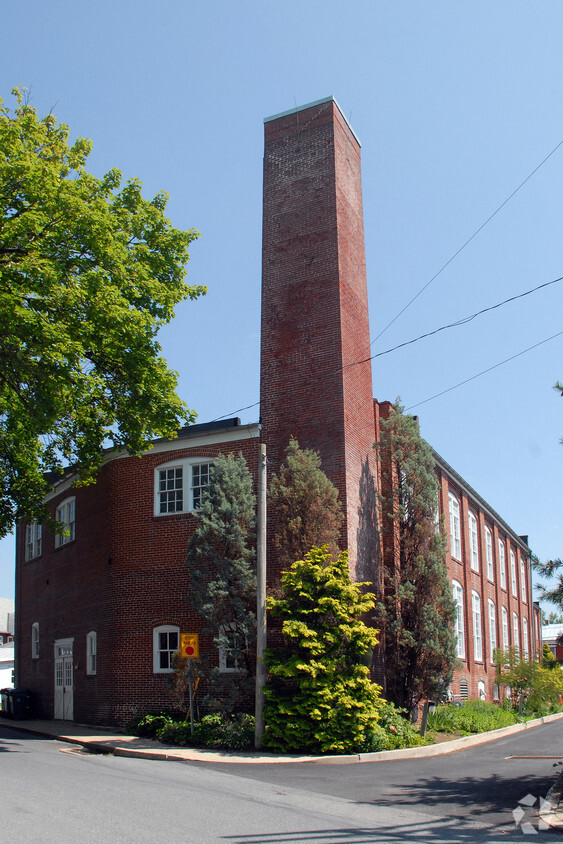 Building Photo - Franklin & Noble Manor