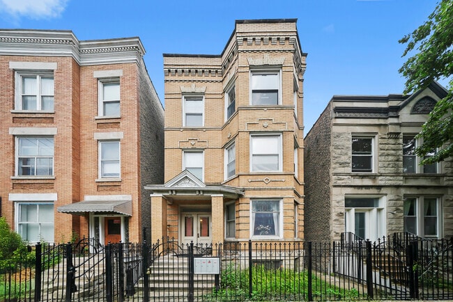 Building Photo - 2736 W Evergreen Ave