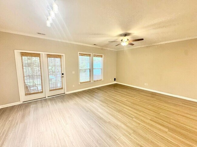 Foto del edificio - Welcome to this stunning 3-bedroom, 3-bathroom townhome located in the desirable Berkley Walk sub...