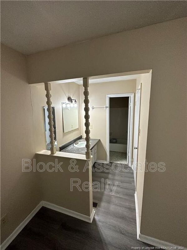 Foto del edificio - 4959 Fieldcrest Dr