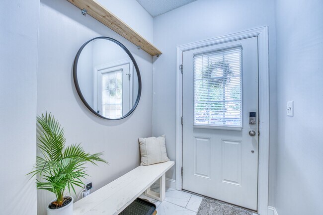 Building Photo - Fletcher condo, 2 bedrooms/2 Bathrooms wit...