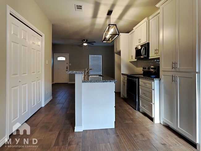 Building Photo - 850 Palmdate