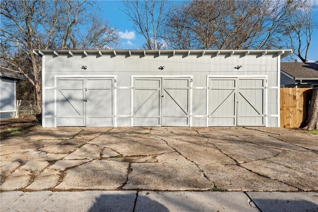 Building Photo - 1-Bedroom Duplex in Waco, TX with Spacious...