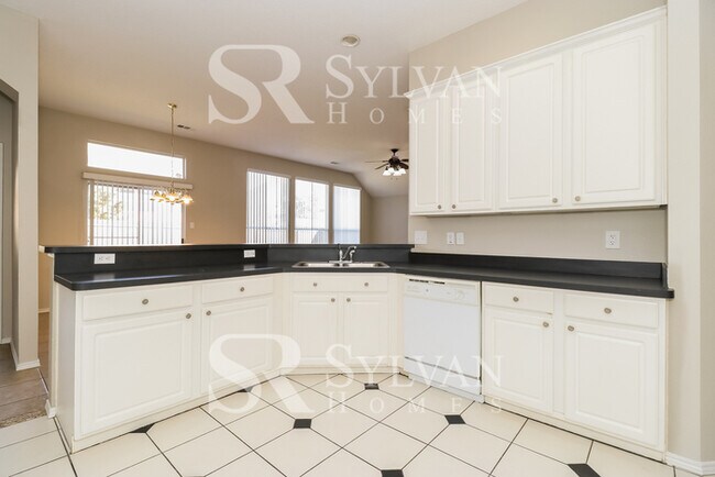 Foto del edificio - This 4 bedroom, 2 bathroom home is sure to...
