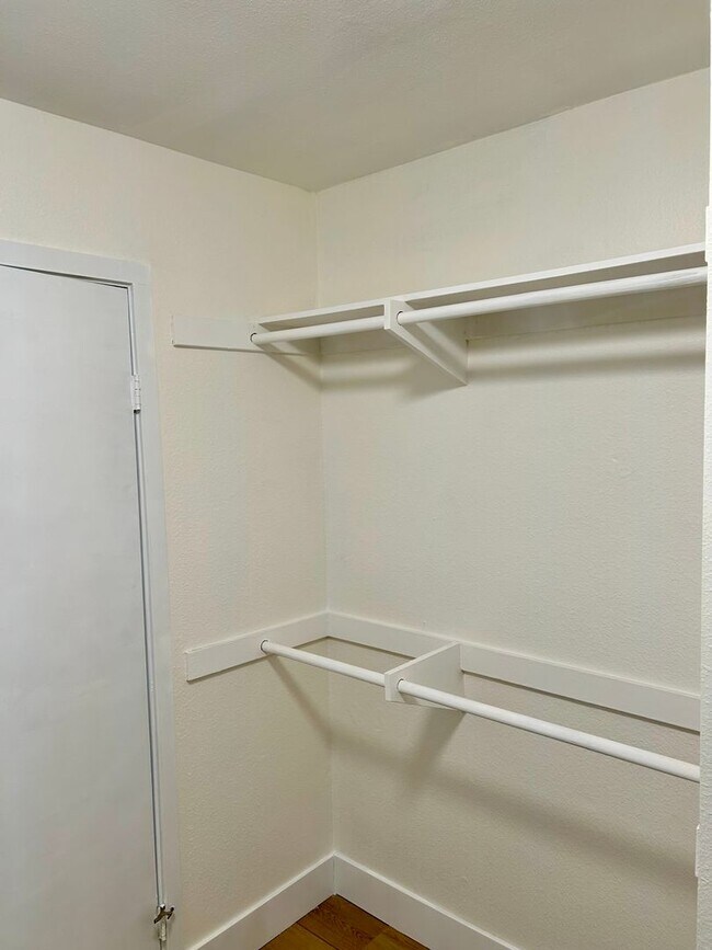 Foto del edificio - Beautiful finishes, MUST SEE! Renovated 1 bedroom condo in La Jolla Park Villas! Includes 1 COVER...