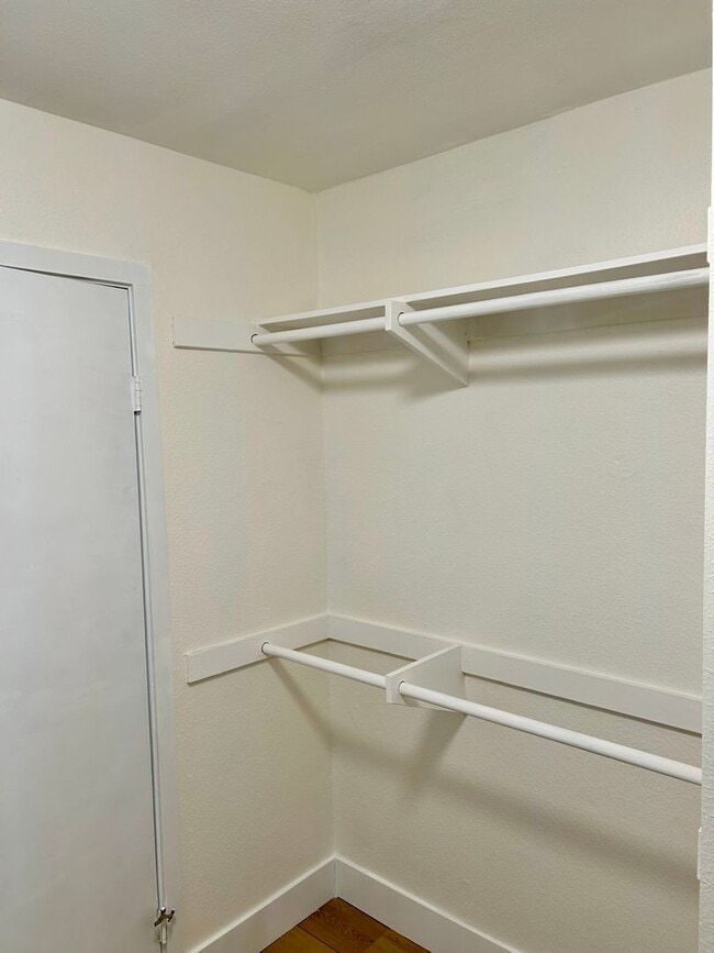 Building Photo - Beautiful finishes, MUST SEE! Renovated 1 bedroom condo in La Jolla Park Villas! Includes 1 COVER...