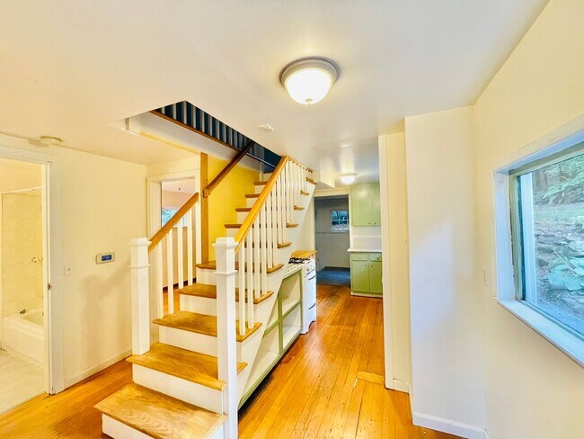 Foto del edificio - Secluded 2 Bedroom House in Maple Leaf!