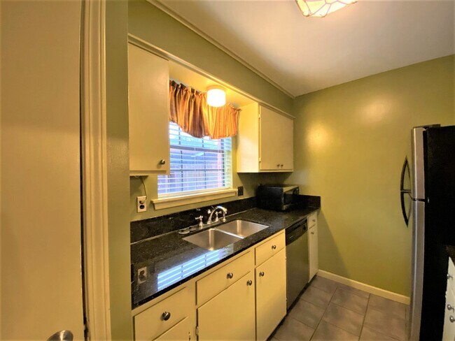 Building Photo - 2 Bedroom Townhouse Located near the New W...