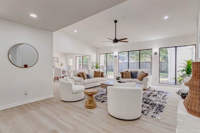 Foto del edificio - 10303 Chevy Chase Dr