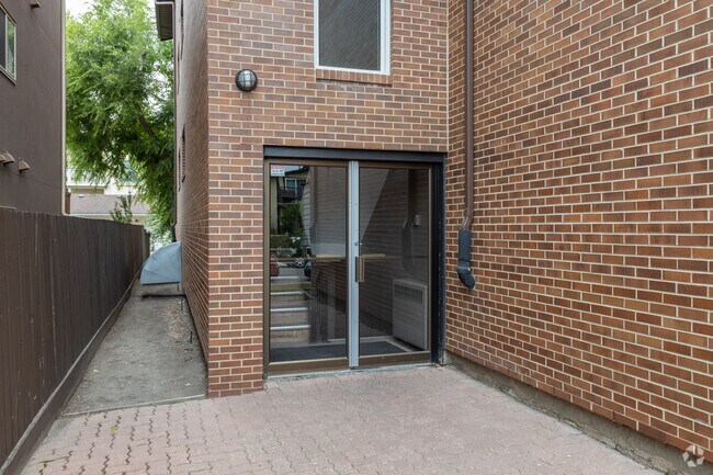 Photo du bâtiment - 1917 24A St SW