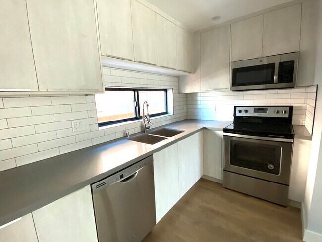 The convenience of a fully equipped modern kitchen and in-unit washer and dryer. - 1859 W. 25th St.