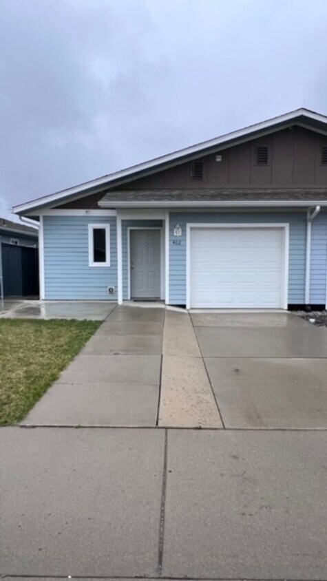 Foto principal - 5 bedroom 2 bath duplex now available!!!