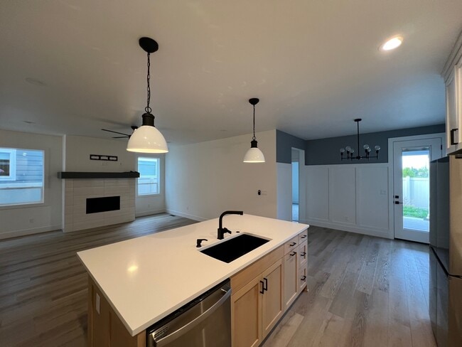 Kitchen - 1987 E Presidential Dr