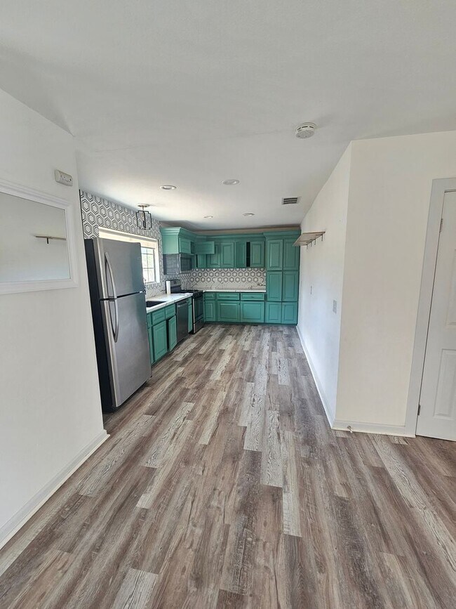 Foto del edificio - 2 bed 1 bath home + bonus room near Joshua...
