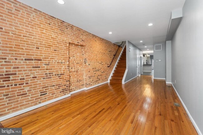 Foto del edificio - 1330 S Charles St