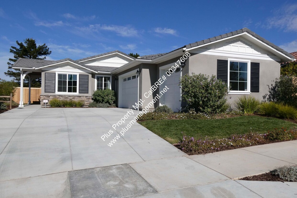 Primary Photo - Gorgeous Newer Single Story Model Home Loc...