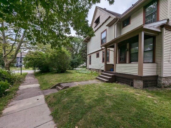 Building Photo - 1075 Genesee St
