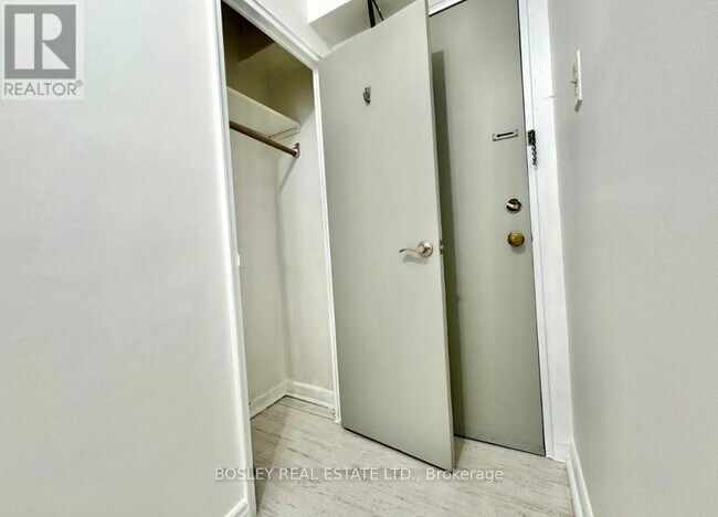 Photo du bâtiment - 740-740 Eglinton Ave W