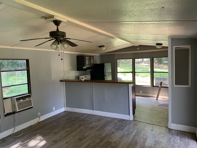 Building Photo - 6855 Skyview Dr SE