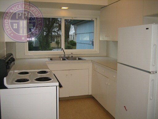 Foto del edificio - Pet Friendly South Tabor Home. Hardwood Floors! Huge Fenced back yard!  No Deposit With Rhino!