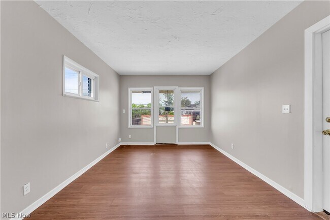 Foto del edificio - 4657 Warner Rd